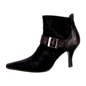 Donald J Pliner Suede Ankle Boots
Black Size 7
Square-Toes
Stiletto Heels